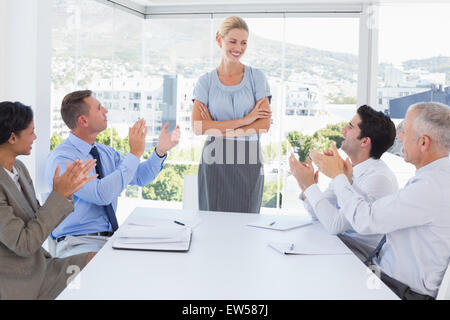 Business-Team applaudieren ihrer Kollegen Stockfoto