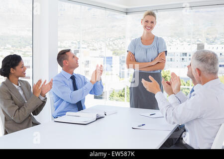 Business-Team applaudieren ihrer Kollegen Stockfoto