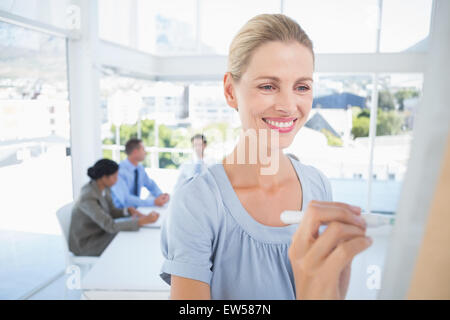 Geschäftsfrau schreiben Brainstorming Ideen an Bord Stockfoto