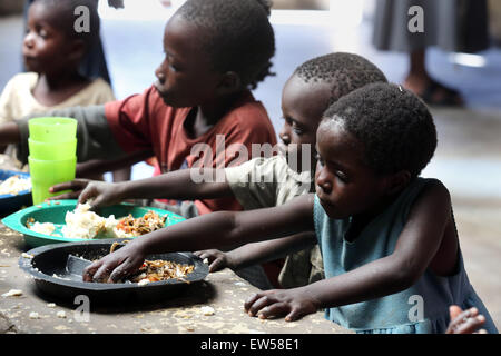 Fütterung für Waisenkinder in einem Center laufen von der katholischen Kirche, Gemeinde Chifubu in Ndola, Sambia, Afrika Stockfoto