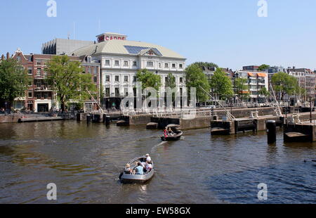 19. Jahrhundert Koninklijk Theater Carré in Amsterdam, Niederlande, Schleusen Amstel Fluss Ufer Amstel (Schlösser) im Vordergrund Stockfoto