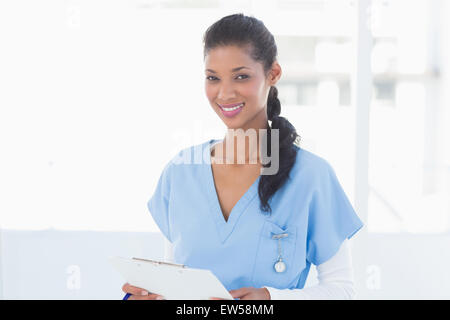 Schöne Arzt lesen von Dateien Stockfoto