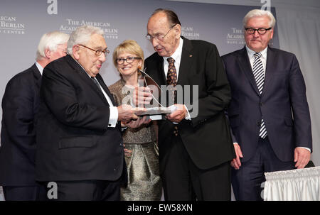 Berlin, Deutschland. 17. Juni 2015. Henry Kissinger (L) vergibt Former German Foreign Minister Hans-Dietrich Genscher (C) mit dem Henry-Kissinger-Preis in Berlin, Deutschland, 17. Juni 2015. Gahl Hodges Burt, stellvertretender Direktor der American Academy (2.v.l) und Stockfoto