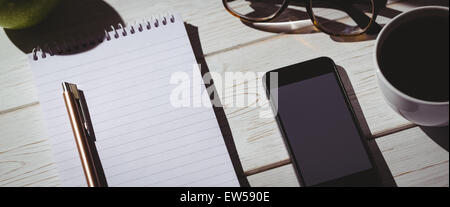 Overhead Schuss von Notepad und smartphone Stockfoto