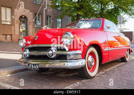 Helsinki, Finnland - 13. Juni 2015: Alte rote Ford Custom Deluxe Tudor ist am Straßenrand geparkt. 1951-Jahr Stockfoto