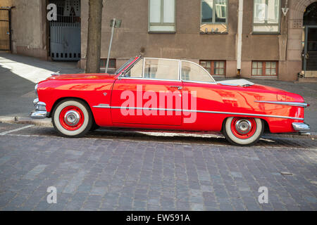 Helsinki, Finnland - 13. Juni 2015: Alte rote Ford Custom Deluxe Tudor ist am Straßenrand geparkt. 1951 Jahr Modifikation Stockfoto