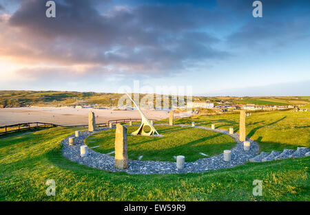 Eine riesige Sonnenuhr mit Blick auf den Strand von Perranporth in Cornwall, errichtet als Teil der Millenniums-Feierlichkeiten der Corni erzählen Stockfoto