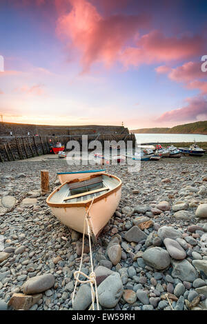 Angelboote/Fischerboote im Hafen von Clovelly an der nördlichen Küste von Devon Stockfoto