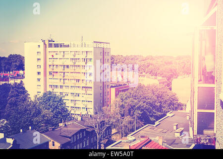 Retro getönten Bild der Wohnblock Apartments im Sonnenuntergang, Natur und wohnen Koexistenz Konzept. Stockfoto