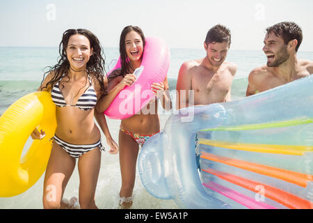 Gruppe von Freunden in Badeanzügen, die Spaß am Meer Stockfoto