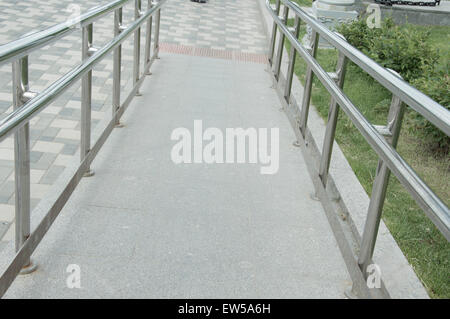 die Rampe auf dem Fußweg am Fluss Stockfoto