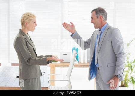 Wütend anzuschreien Kollege Chef Stockfoto