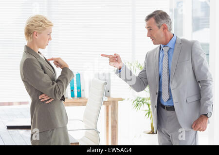 Chef, Kollege anzuschreien Stockfoto