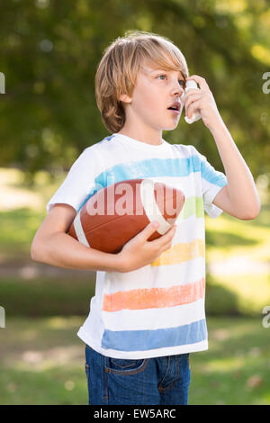Kleiner Junge mit seinen Inhalator Stockfoto