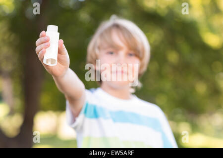 Kleiner Junge mit seinen Inhalator Stockfoto