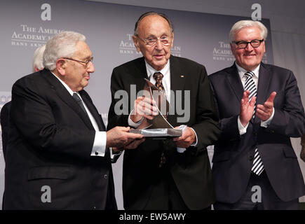 Berlin, Deutschland. 17. Juni 2015. Henry Kissinger (L) vergibt Former German Foreign Minister Hans-Dietrich Genscher (C) mit dem Henry-Kissinger-Preis in Berlin, Deutschland, 17. Juni 2015. Der deutsche Außenminister Frank-Walter Steinmeier steht zur Seite. Pho Stockfoto