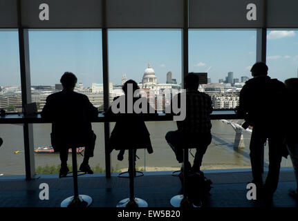 Menschen, die dem Mittagessen in der Tate Modern Stockfoto