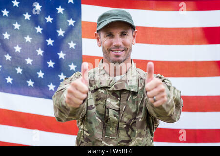 Soldat auf Kamera Daumen nachschlagen Stockfoto