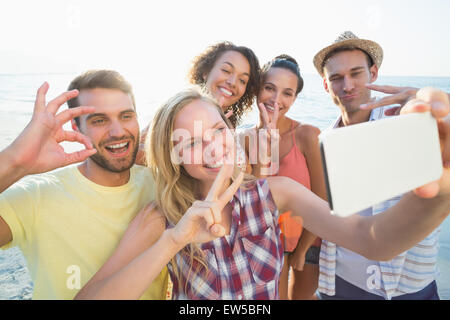 Gruppe von Freunden unter selfies Stockfoto