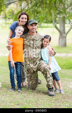 Hübscher Soldat mit Familie vereint Stockfoto