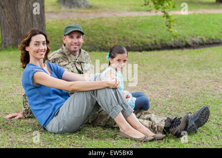 Hübscher Soldat mit Familie vereint Stockfoto