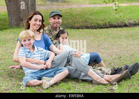 Hübscher Soldat mit Familie vereint Stockfoto