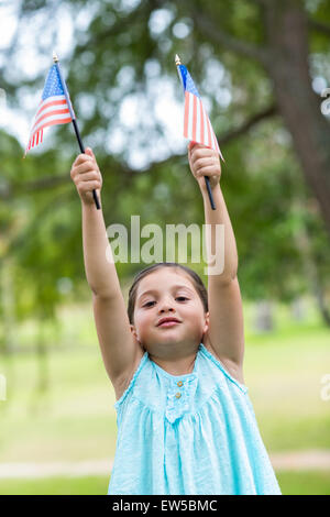 Kleine Mädchen wehenden amerikanischen Flagge Stockfoto