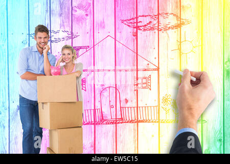 Zusammengesetztes Bild attraktives junges Paar stützte sich auf Boxen mit Sparschwein Stockfoto