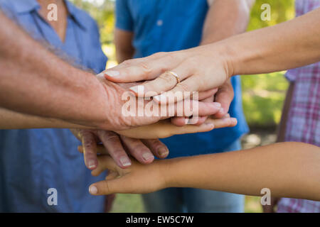 Familie setzen Sie ihre Hände zusammen Stockfoto