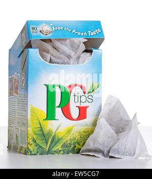 PG Tips Teebeutel - eine führende Marke UK, erkennbar durch seine pyramidenförmige Taschen. Es ist auch Rainforest Alliance genehmigt. Stockfoto