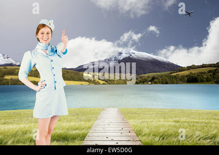 Zusammengesetztes Bild der hübschen Stewardess mit Hand auf der Hüfte Stockfoto