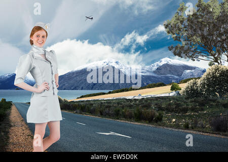 Zusammengesetztes Bild der hübschen Stewardess mit Hand auf der Hüfte Stockfoto