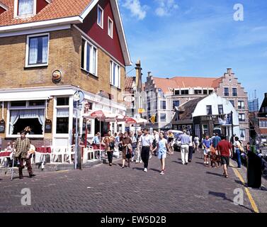 Touristen zu Fuß entlang einer Einkaufsstraße im Port-Bereich, Volendam, Holland, Niederlande, Europa. Stockfoto