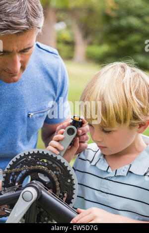 Vater und Sohn ein Fahrrad reparieren Stockfoto