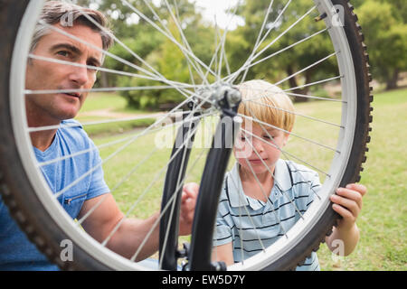 Vater und Sohn ein Fahrrad reparieren Stockfoto