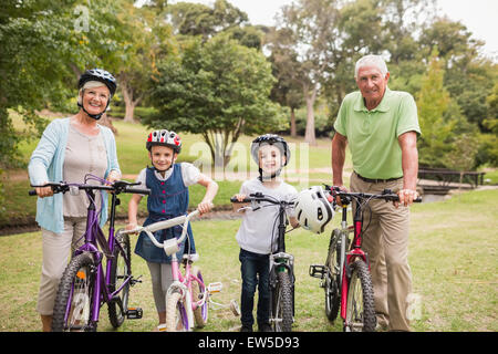 Glückliche Großeltern mit ihren Enkelkindern auf ihr Fahrrad Stockfoto