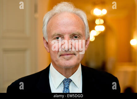 München, Deutschland. 17. Juni 2015. Ehemaliger Pressesprecher für Großbritanniens Königin Elizabeth II., Charles Anson, stellt bei einem Treffen des Anglo-bayerischen Club in München, Deutschland, 17. Juni 2015. Foto: Sven Hoppe/Dpa/Alamy Live News Stockfoto