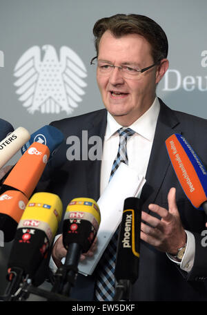 Berlin, Deutschland. 18. Juni 2015. Stellvertretender Vorsitzender des Ausschusses, Michael Frieser, beantwortet Fragen von Reportern vor der öffentlichen Sitzung des Deutschen Bundestages Edathy Untersuchungskommission in Berlin, Deutschland, 18. Juni 2015. Foto: RAINER JENSEN/Dpa / Stockfoto