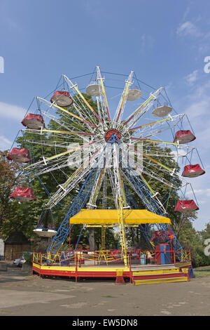 Riesenrad im Park über blauen Himmel Stockfoto
