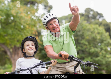 Glücklich Opa mit seiner Enkelin auf ihr Fahrrad Stockfoto