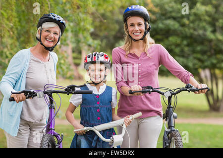 Glücklich Multi-Generationen-Familie auf ihr Fahrrad im park Stockfoto