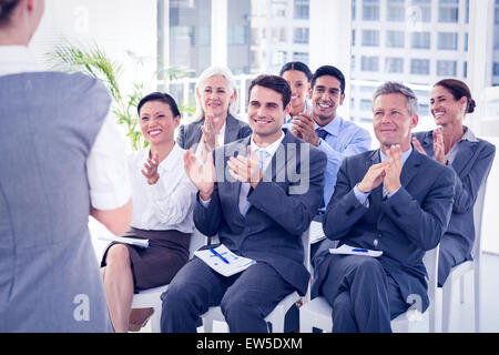 Business-Leute applaudieren bei treffen Stockfoto