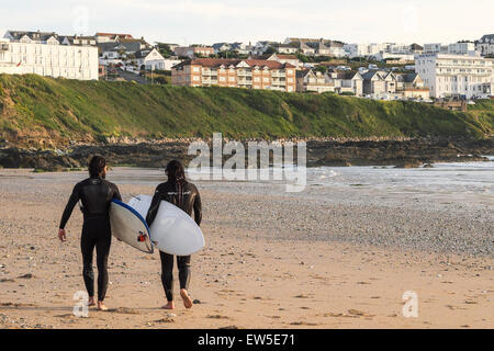 Zwei Surfer Spaziergang Fistral Strand in Newquay, Cornwall. Stockfoto