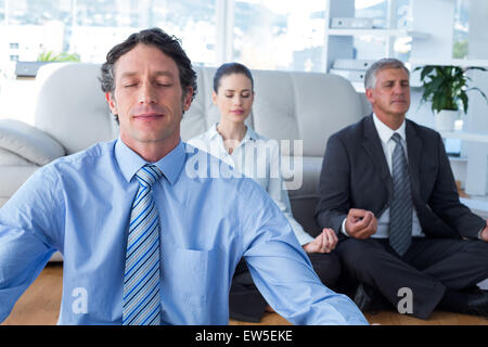 Geschäftsleute, Yoga zu praktizieren Stockfoto