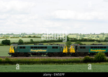 Zwei Klasse 86 Elektrolokomotiven ziehen einen Zug auf der West Coast Main Line, Northamptonshire, UK Stockfoto