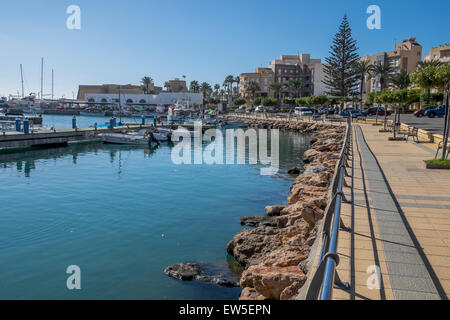 Boot Marina in Roquetas de Mar wo kleines Boot oben festgemacht sind. Stockfoto