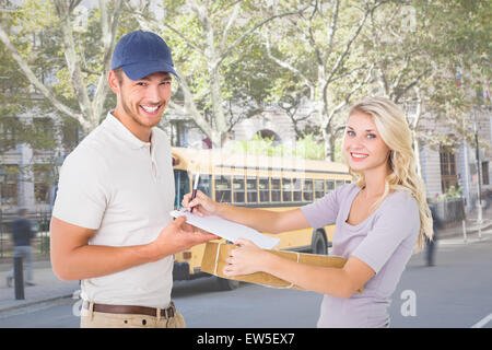 Zusammengesetztes Bild glücklich Lieferbote Paket Kunden zu geben Stockfoto