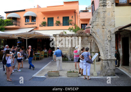 Rethymno, Griechenland, Touristen bei der Rimondi-Brunnen in Kreta Stockfoto