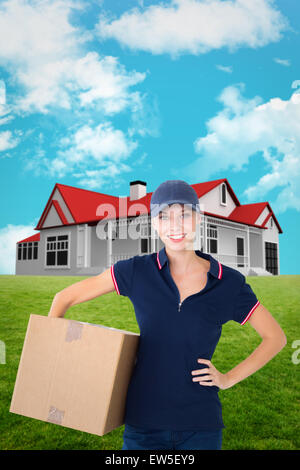 Zusammengesetztes Bild zufrieden Lieferung Frau mit Karton Stockfoto