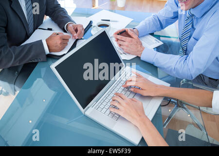 Geschäftsleute im Gespräch in einem Büro Stockfoto